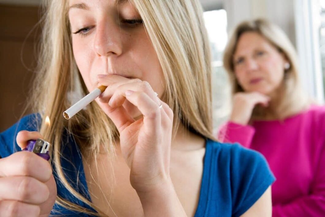 Relațiile de familie pot duce la fumat în rândul adolescenților