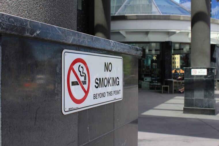 interzicerea fumatului în locurile publice încurajează renunțarea la fumat